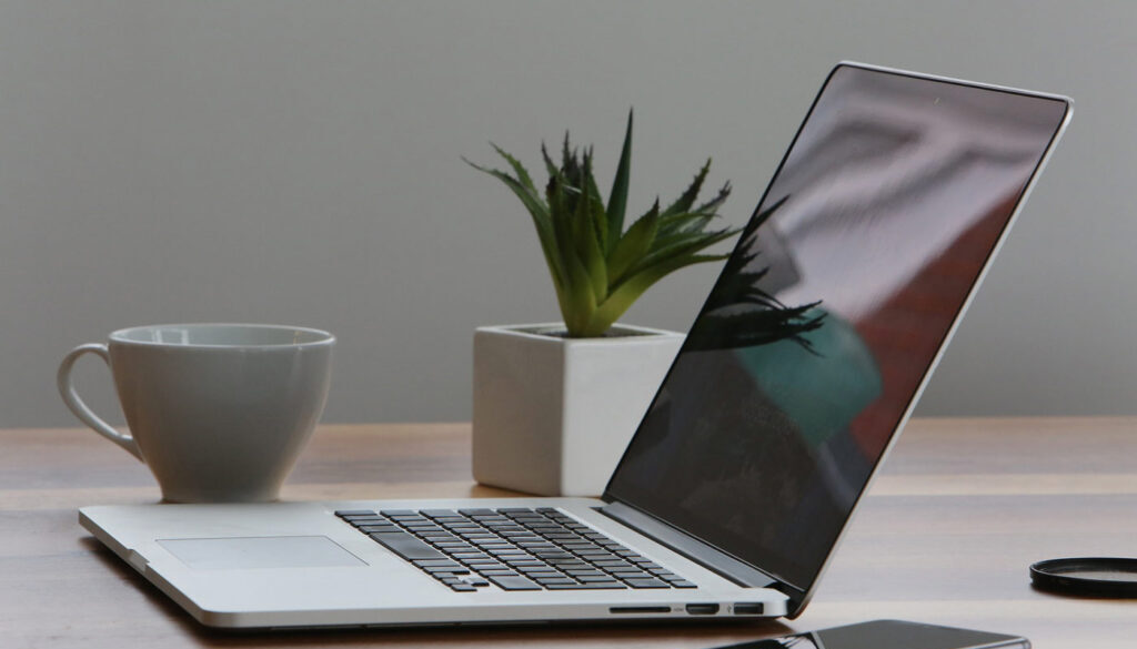 macbook-926425_1920-1