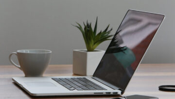 macbook-926425_1920-1